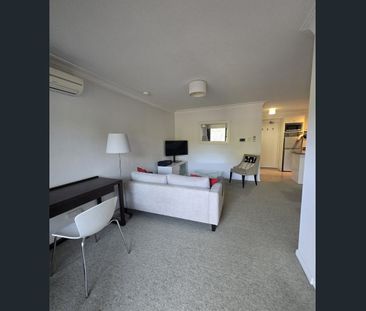 Beautiful & Quiet Fully Furnished 1-Bedroom Apartment with Courtyar... - Photo 4