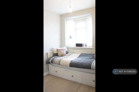 3 bedroom terraced house to rent - Photo 5