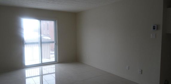 BEAU 4 12 - LIBRE 1er DÉCEMBRE - IMMEUBLE CALME - PRÈS DE TOUS LES SERVICES - Photo 2