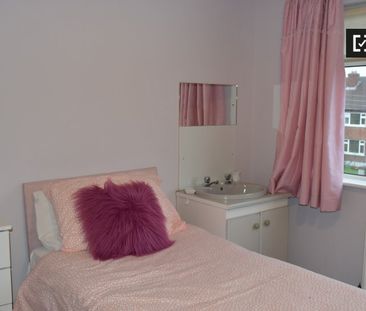 Room for rent in 3-bedroom apartment in Raheny, Dublin - Photo 2