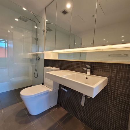 Spacious One Bedroom Apartment in Viking complex - Photo 4