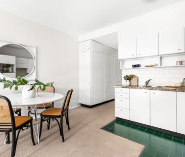 Sunlit city escape in 'Paramount' - Photo 4