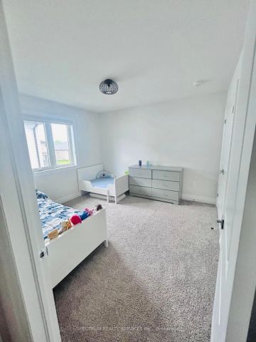 Detached Home For Lease | X8434404 - Photo 4