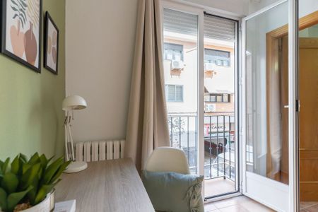 Cozy room with balcony in Cuatro Caminos - Photo 5