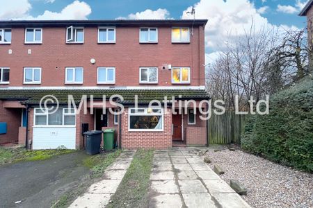 4 Bedroom End Terraced House for rent in Well Close Rise - Photo 3