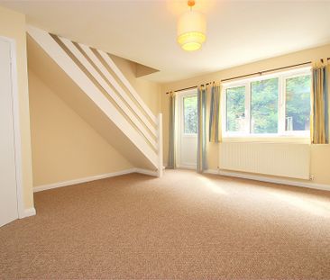 2 bed terraced house to rent in Brambles Farm Drive, Hillingdon, UB10 - Photo 2