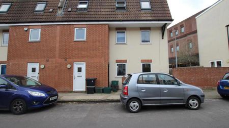 A brilliant 4 bed townhouse situated in a great Bishopston area. Set over 3 storeys, this property benefits from being within a short distance of the hustle and bustle of the ever popular Gloucester Road and its eclectic mix of shops, cafes and pubs. Please contact for more details... - Photo 4