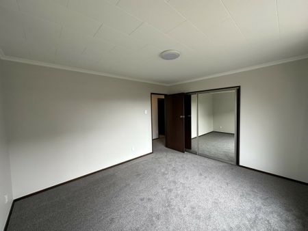 Tastefully renovated and spacious in Mosgiel - Photo 2