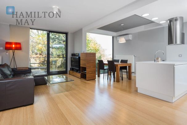 Komfortowy, nowocześnie urządzony dom z parkingiem i dużym tarasem położony na Woli Justowskiej - Zdjęcie 1