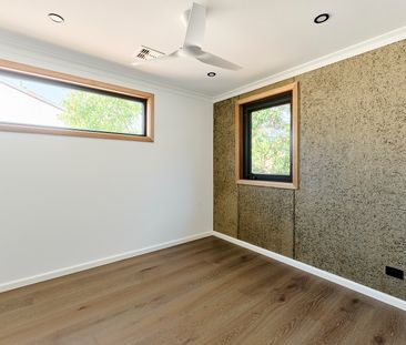 Renovated Five-Bedroom Home in Prime Lyneham Location! - Photo 5