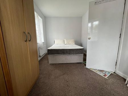 Room in a Shared House, Cross Way, NW10 - Photo 5