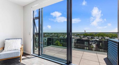 Stylish Furnished Harbour-View Apartment – Lock Up - Photo 4