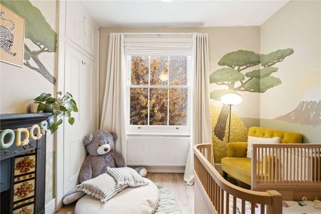 A spacious four-bedroom family home with a large and bright garden in an excellent location. - Photo 3