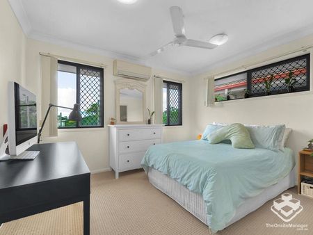 Spacious 3-Bedroom Townhouse with solar & Double Lock-Up Garage in Sought-After Corinda includes water and most of electricity. - Photo 4