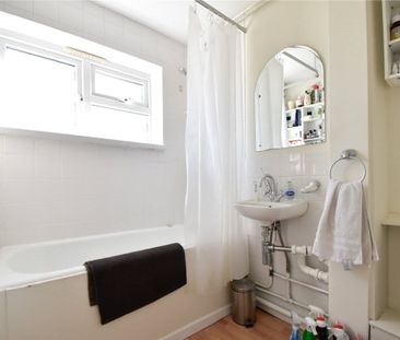 Well presented top floor 2 bedroom apartment to rent in the popular... - Photo 6