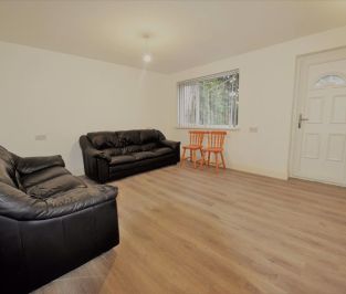 4 bedroom House in Kendall Lane BED), Leeds - Photo 4