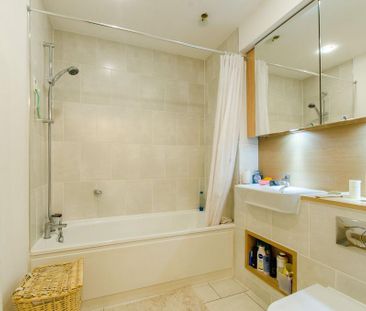 3 bedroom flat to rent - Photo 4