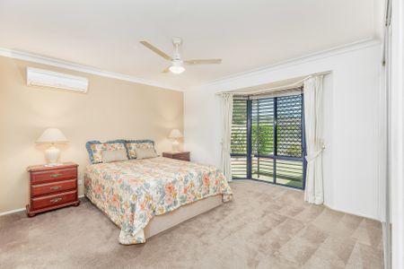 Lovely 4 Bedroom home with Side Access - Photo 4