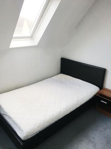 1 bedroom in a house share to rent - Photo 2