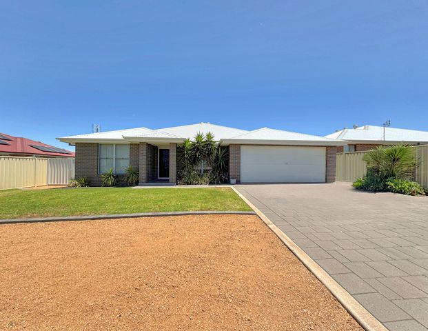 Beautiful 4 Bedroom Family Home - Photo 1