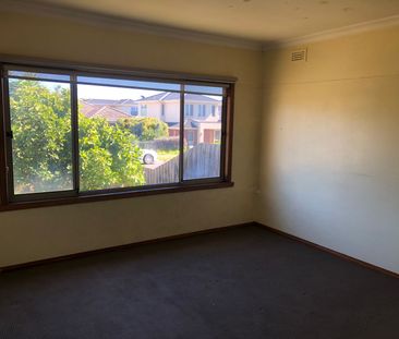 Three Bedrooms in a Great Location - 6 Month Lease - Photo 4