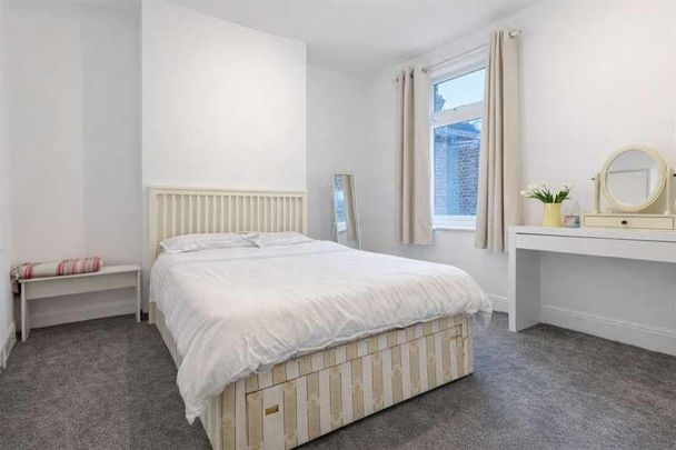 Crescent Road, London, E18 - Photo 1