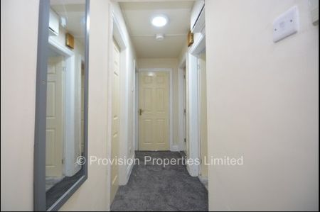 3 Bedroom House Near Leeds University - Photo 2