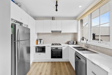 2/121 Locksley Road, Ivanhoe VIC 3079 - Photo 4