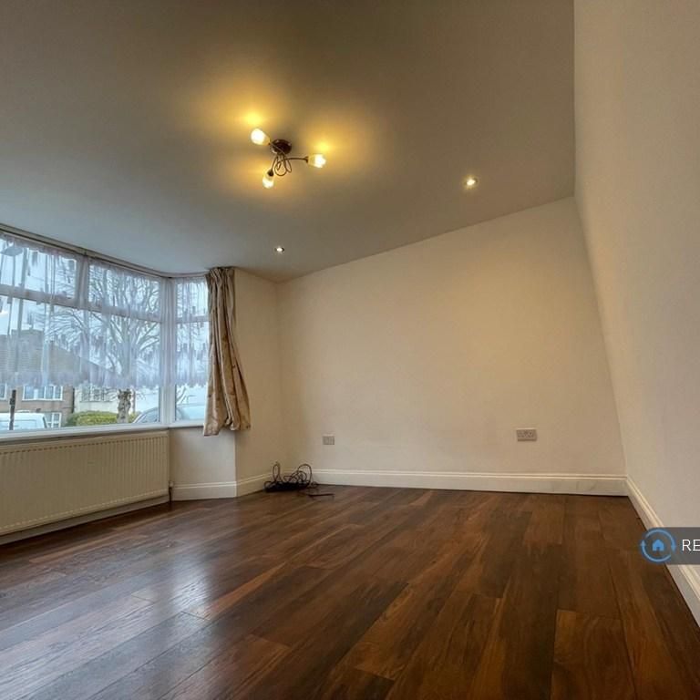 4 bedroom semi-detached house to rent - Photo 1