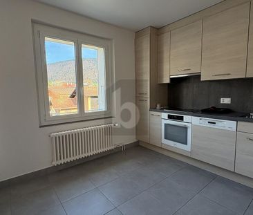 LUMINOUS, WARM, IDEALLY LOCATED - Photo 2