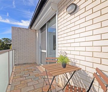 Quiet Sunny 3-Bedroom Apartment with Lock-Up Garage - Photo 6