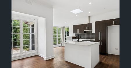 Elegant & Charming Family Home - Photo 2