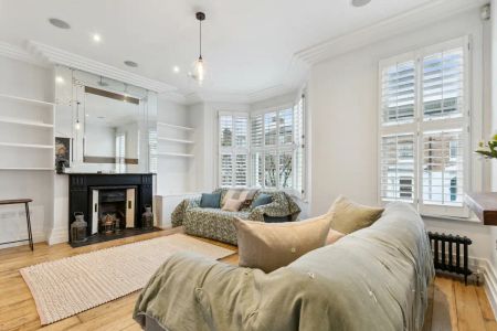 2 bedroom flat in London - Photo 4