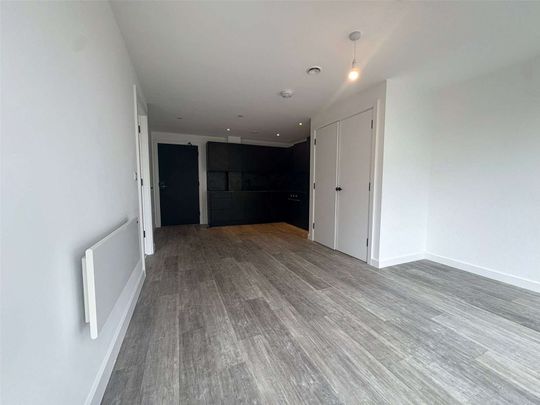 AVAILABLE NOW | One Double Bedroom | Unfurnished | 24 Hour Concierge, Roof Terrace & Co-Working Spaces - Photo 1