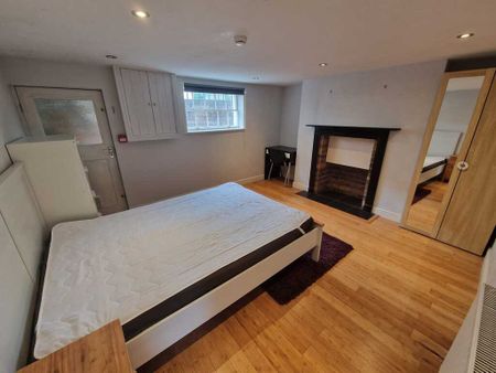 5 Bed Student Accommodation - Photo 3
