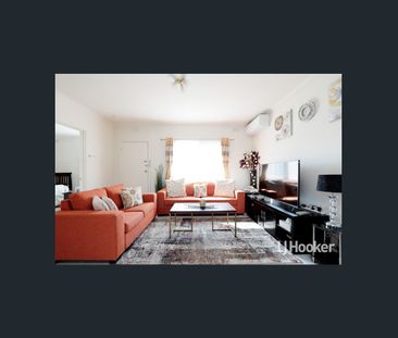 Low-Maintenance Comfort in Prime Location! - Photo 2