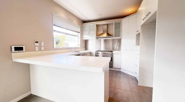 Spacious 5-Bedroom Family Home - Everything You Need! - Photo 1