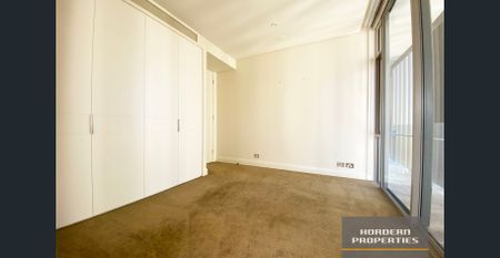 Luxurious Living in 'The Residence', Hyde Park - Photo 3