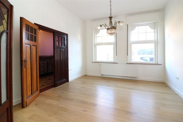 Vernieuwde, karatervolle woning met 4 slpk nabij station - Foto 1