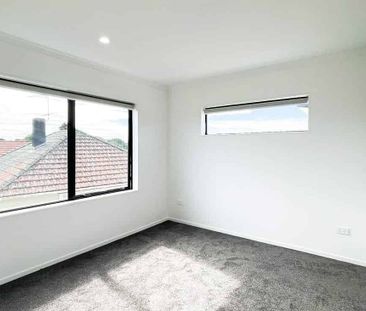 Near-New 3 Bedroom Townhouse in Mount Roskill - Photo 1