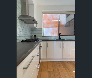 Partly Furnished Ground-Floor Apartment Moments from Chadstone - Photo 5