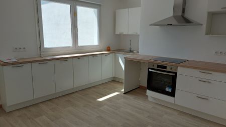 Maison de plain pied rénovée !! - Centre de Montceau Les Mines T4 pièce(s) 94.72 m2 - Photo 4