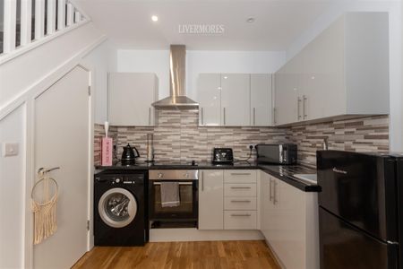 1 bedroom Terraced House to let - Photo 5