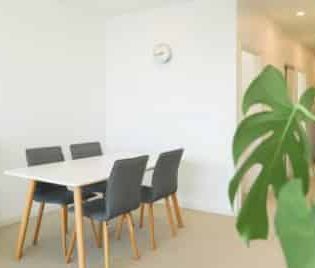 Modern 2-Bedroom 2-Bathroom Apartment in Auckland Central - Photo 3