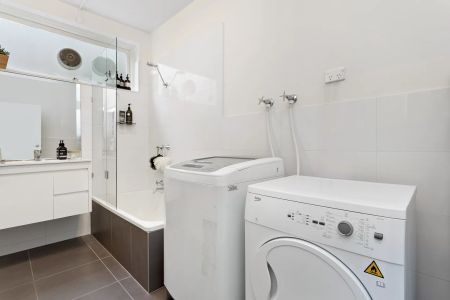 Large, renovated ground floor apartment directly opposite the beach! - Photo 5