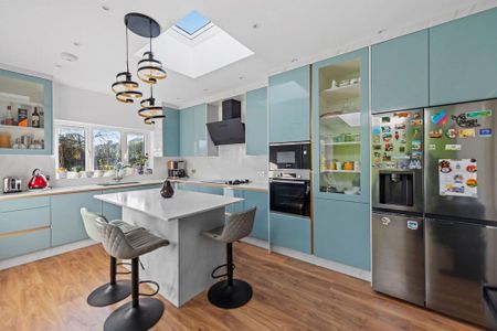 4 bedroom semi-detached house to rent - Photo 5