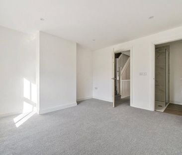 4 bedroom semi-detached house to rent - Photo 3