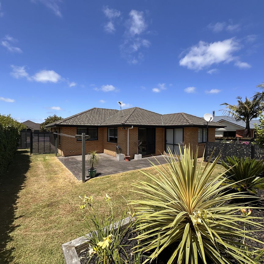 Stunning Brick Home - Fully Fenced & Feels Like New! - Photo 1