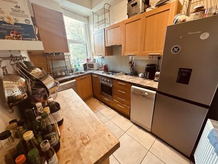 1 bedroom in a flat share to rent - Photo 5