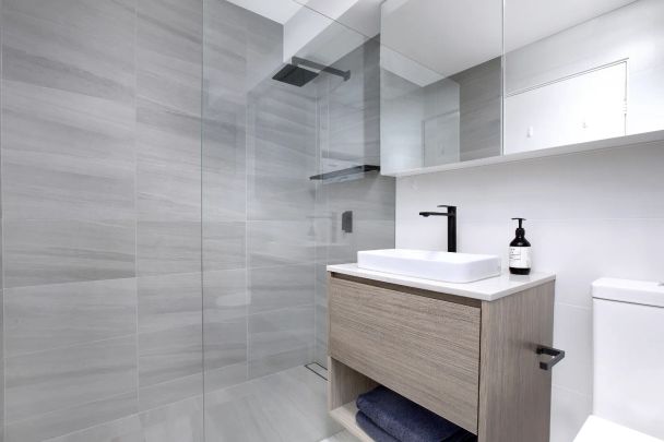 Amongst The Tree Tops. Recreated Apartment of The Highest Standard- Lift Access - Photo 1